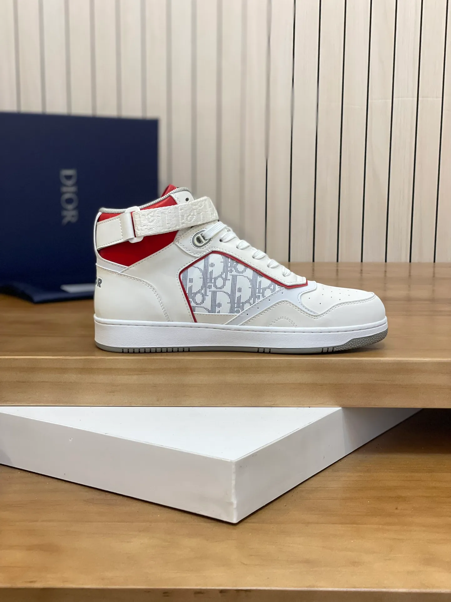Men's shoes: 💰P460¥ Product trademark: Dior* "Dior*" high-top casual shoes Regular size: 38-44 (can be customized to 45.46) Product materials: Upper imported cowhide stitched with original fabric, breathable lining, original outsole. Number: 1006